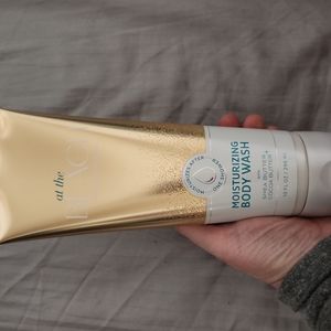 Bath & Body works "At the Beach" moisturizing body wash.  Creamy & moisturizing.